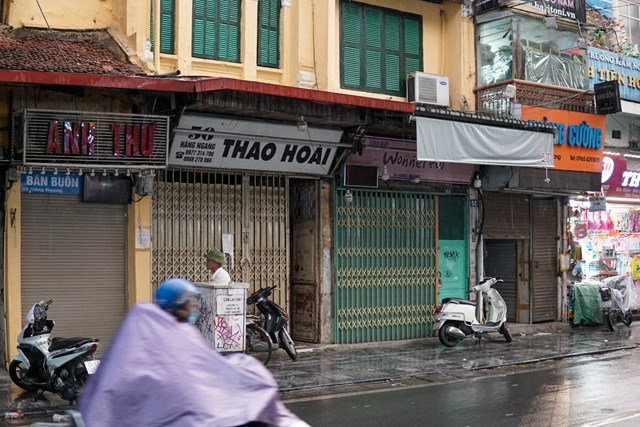 Con phố H&agrave;ng Ngang cũng chỉ c&oacute; l&aacute;c đ&aacute;c v&agrave;i cửa h&agrave;ng mở cửa nhưng kh&ocirc;ng c&oacute; kh&aacute;ch.