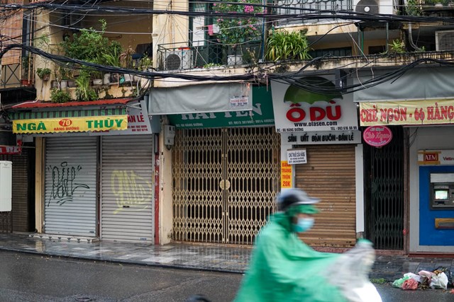 Phố H&agrave;ng Đường vắng vẻ, một v&agrave;i cửa nh&agrave; treo tấm giấy cho thu&ecirc; mặt bằng.