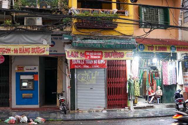 C&oacute; nhiều cửa h&agrave;ng cố gắng thanh l&yacute; nốt để gỡ gạc lại khoản vốn đ&atilde; bỏ ra. Tuy nhi&ecirc;n, ở thời điểm hiện tại, việc b&aacute;n thanh l&yacute; cũng kh&ocirc;ng dễ d&agrave;ng.