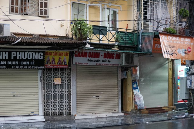 Khu chợ Đồng Xu&acirc;n vốn tấp nập l&agrave; thế nay y&ecirc;n tĩnh lạ thường.