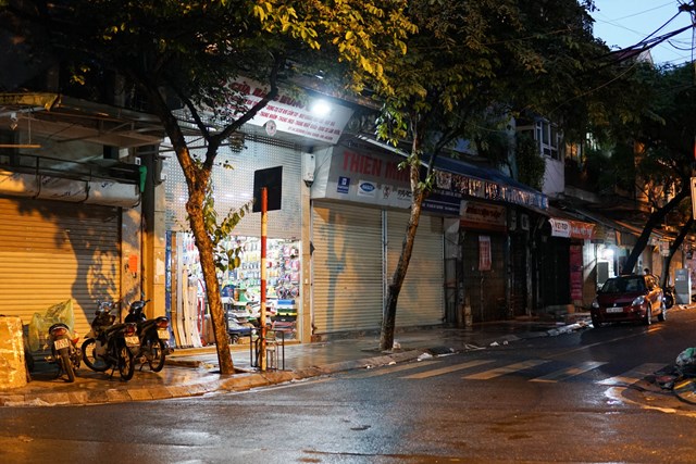 Phố Thuốc Bắc d&ugrave; mới chỉ 6 giờ chiều nhưng c&aacute;c cửa h&agrave;ng đều đ&oacute;ng cửa tắt đ&egrave;n.