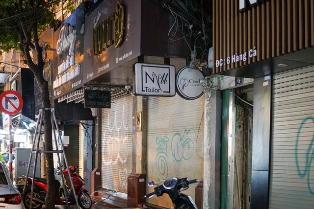 C&ograve;n đ&acirc;y l&agrave; c&aacute;c cửa h&agrave;ng tr&ecirc;n d&atilde;y phố H&agrave;ng C&aacute;