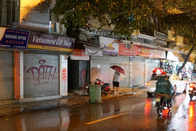 H&#224;ng qu&#225;n mặt phố cổ, gi&#225; thu&#234; mặt bằng cả trăm triệu treo biển đ&#243;ng cửa, sang nhượng - Ảnh 1