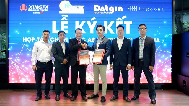 Hai đơn vị trao Chứng Nhận Đối T&aacute;c Chiến Lược
