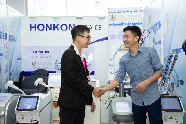 Chuy&ecirc;n gia L&ecirc; Huỳnh Anh Vy trao đổi c&ugrave;ng &ocirc;ng T&ocirc; Hải Chiều đại diện h&atilde;ng Honkon tại Việt Nam