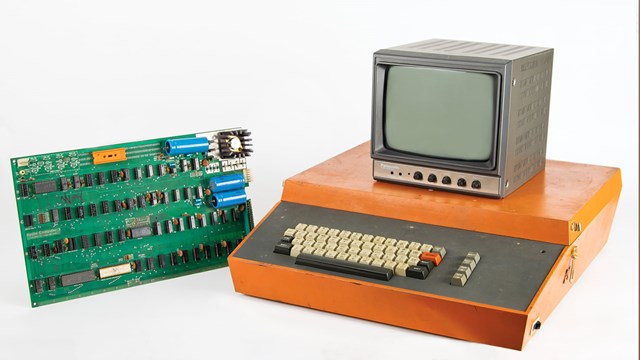 M&aacute;y t&iacute;nh Apple-1, sản phẩm do hai nh&agrave; s&aacute;ng lập Steve Jobs v&agrave; Steve Wozniak tự tay tạo n&ecirc;n.