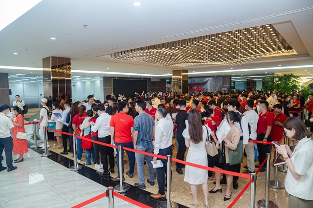 Kh&aacute;ch h&agrave;ng xếp h&agrave;ng k&yacute; thủ tục mua căn hộ tại Tp.HCM với ch&iacute;nh s&aacute;ch si&ecirc;u ưu đ&atilde;i của Vinhomes