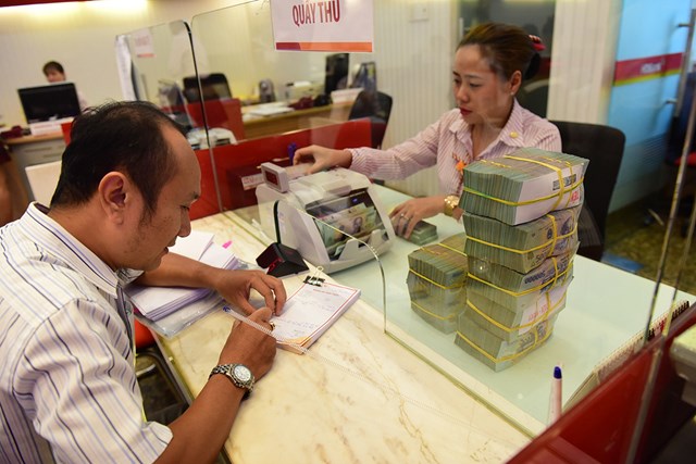 Nhiều người chọn mua trái phiếu do lãi suất cao hơn lãi tiết kiệm nhưng các chuyên gia khuyến cáo cần tìm hiểu kỹ để tránh rủi ro - Ảnh: QUANG ĐỊNH