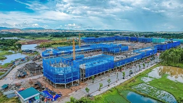 Tiến độ thần tốc của Vinhomes Golden Avenue khiến nhiều nh&agrave; đầu tư cho&aacute;ng ngợp khi trực tiếp tới tham quan dự &aacute;n, dự kiến những căn biệt thự đầu ti&ecirc;n sẽ được b&agrave;n giao v&agrave;o cuối năm 2023.
