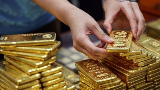 Gi&aacute; v&agrave;ng giảm do đồng USD đang tăng mạnh (Ảnh: Getty)