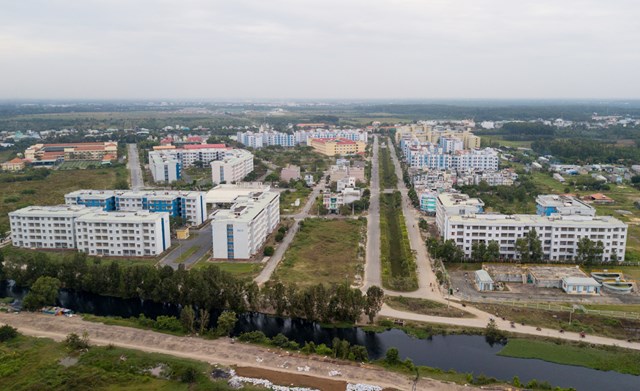 Khu t&aacute;i định cư Vĩnh Lộc (B&igrave;nh Ch&aacute;nh) rộng 30 ha, đ&atilde; x&acirc;y dựng 45 block cao 5 tầng, tổng cộng 1.939 căn hộ, hiện c&oacute; gần 1.000 căn bỏ trống. Ảnh:&nbsp;Quỳnh Trần.