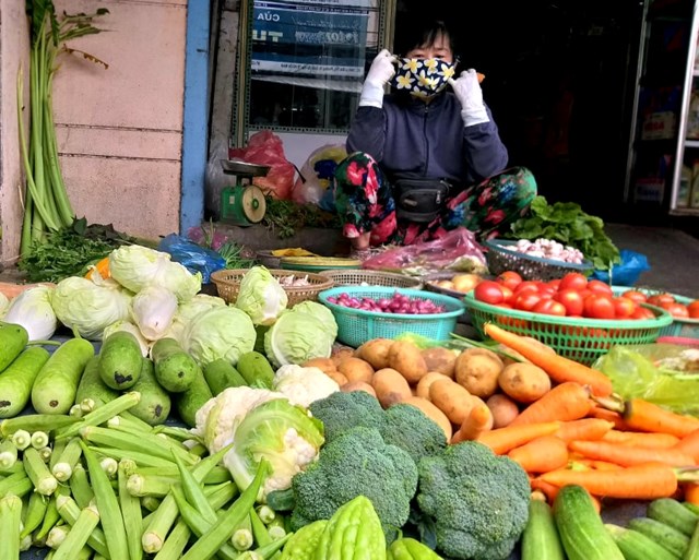 Sạp rau củ tr&ecirc;n đường L&ecirc; Đức Thọ (G&ograve; Vấp). Ảnh: Hồng Ch&acirc;u.