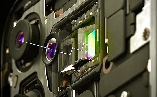 Cụm camera&nbsp;tetraprism tr&ecirc;n iPhone 15 Pro Max.