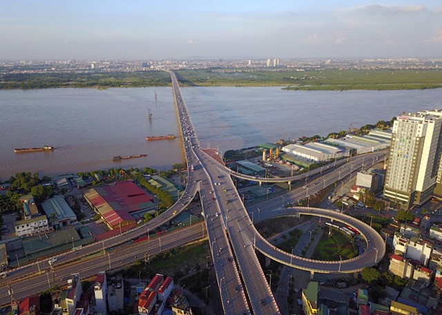 Cầu Vĩnh Tuy 2 đang được triển khai x&acirc;y dựng sẽ g&oacute;p phần r&uacute;t ngắn khoảng c&aacute;ch từ khu vực trung t&acirc;m cũ sang khu vực trung t&acirc;m mới &ndash; &ldquo;Quận&rdquo; Ocean (Ảnh minh họa &ndash; nguồn ảnh: VOV)