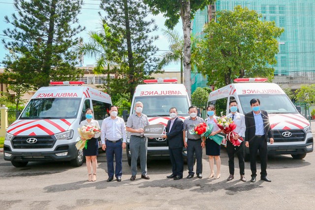 &Ocirc;ng L&ecirc; Hồng Việt - Ph&oacute; Chủ tịch Tập đo&agrave;n Hưng Thịnh (thứ 5 từ phải sang) trao tặng xe cứu thương cho &ocirc;ng L&ecirc; Quang H&ugrave;ng - Gi&aacute;m đốc Sở Y tế tỉnh B&igrave;nh Định (thứ 3 từ tr&aacute;i sang)
