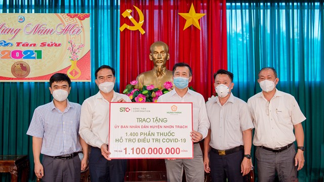 Đại diện S&ocirc;ng Ti&ecirc;n Corporation v&agrave; Tập đo&agrave;n Hưng Thịnh trao tặng 1.400 phần thuốc hỗ trợ điều trị Covid-19 cho đại diện huyện Nhơn Trạch, tỉnh Đồng Nai