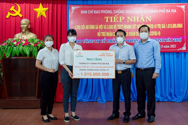 Đại diện Tập đo&agrave;n Hưng Thịnh trao tặng trang thiết bị y tế v&agrave; g&oacute;i an sinh hơn 1 tỷ đồng cho Th&agrave;nh ủy TP.B&agrave; Rịa, tỉnh B&agrave; Rịa &ndash; Vũng T&agrave;u