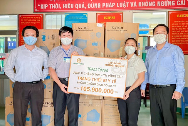 Đại diện Tập đo&agrave;n Hưng Thịnh trao tặng g&oacute;i trang thiết bị y tế cho UBND P.Thắng Tam, TP.Vũng T&agrave;u