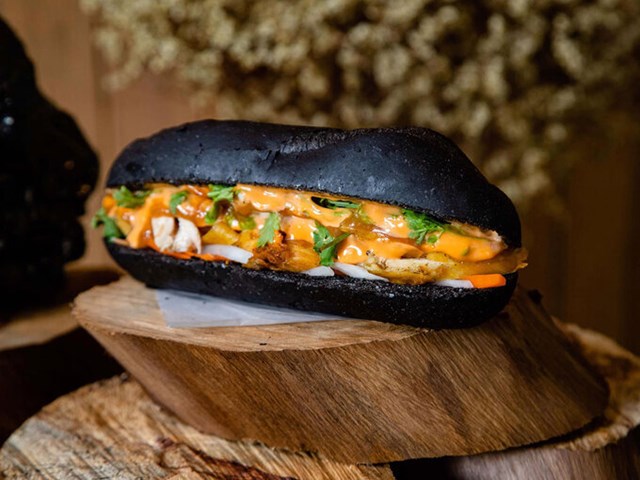 B&aacute;nh m&igrave; đen tại th&agrave;nh phố Hạ Long. Ảnh:&nbsp;Bamimo.
