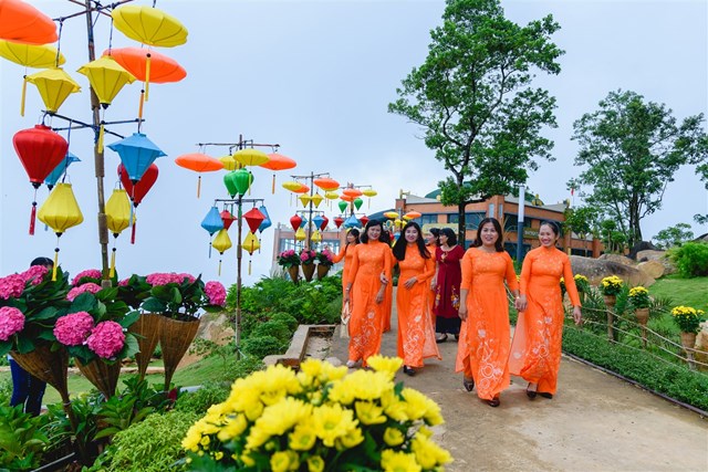 Khung cảnh đỉnh n&uacute;i B&agrave; Đen ng&agrave;y Hội trăng rằm V&acirc;n Sơn 2020.