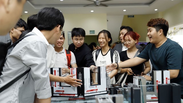 Sinh vi&ecirc;n h&agrave;o hứng t&igrave;m hiểu thanh nh&ocirc;m Xingfa hệ Class A