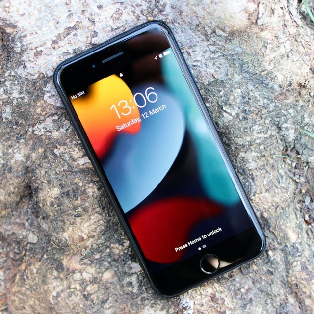 Thiết kế iPhone SE thời điểm hiện tại đ&atilde; qu&aacute; cũ.