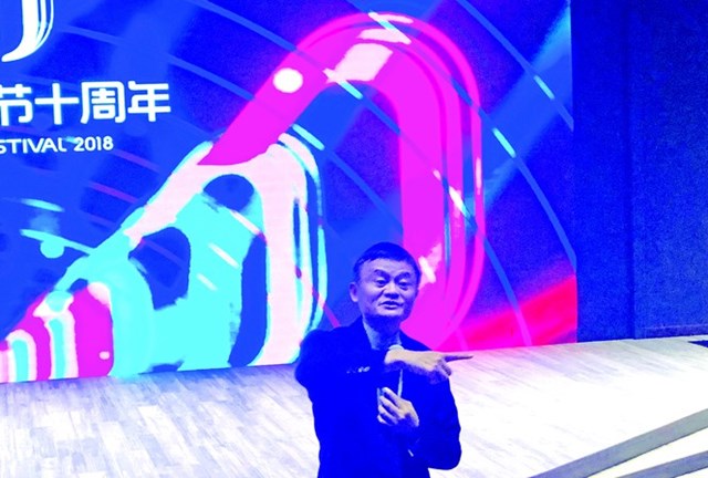 Tỷ ph&uacute; Jack Ma tr&ograve; chuyện h&ocirc;m 14/11/2018. Nhiều người gọi &ocirc;ng l&agrave; &ldquo;người ngo&agrave;i h&agrave;nh tinh&rdquo; bởi cả vẻ bề ngo&agrave;i v&agrave; tr&iacute; tuệ. &Ocirc;ng hiện gi&agrave;u thứ 2 Trung Quốc, thứ 20 thế giới v&agrave; tổng t&agrave;i sản của Alibaba l&agrave; 185,4 tỷ USD. Ảnh: Th&aacute;i An