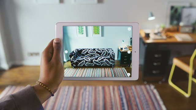 T&iacute;nh năng AR của IKEA cho ph&eacute;p người d&ugrave;ng thử đồ nội thật v&agrave;o căn hộ của m&igrave;nh trước khi quyết định mua.