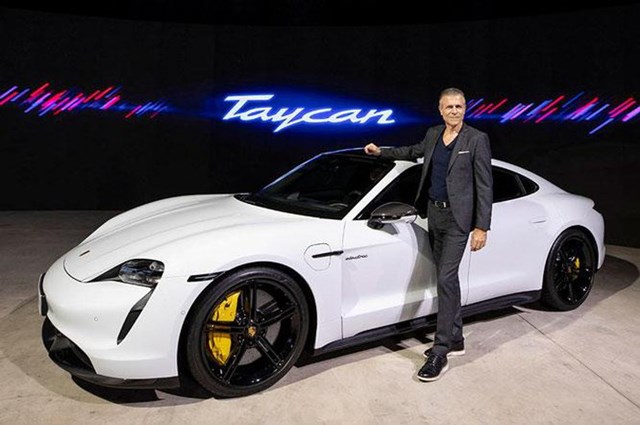 Chiếc &ldquo;si&ecirc;u xe&rdquo; chạy điện Porsche Taycan Turbo S đ&atilde; &ldquo;ch&agrave;o s&acirc;n&rdquo; Việt Nam qua sự kiện trực tuyến.