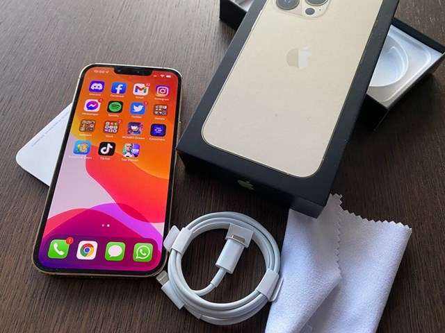 Apple đ&atilde; dừng cung cấp sạc rời tr&ecirc;n c&aacute;c sản phẩm iPhone từ năm 2020 để giảm thải, bảo vệ m&ocirc;i trường.