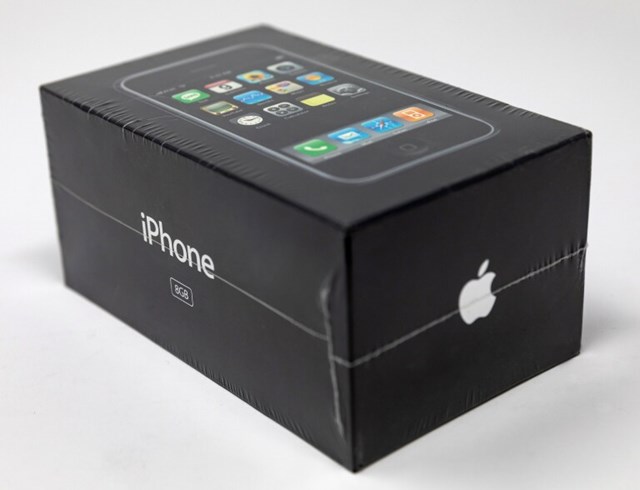 Chiếc iPhone thế hệ 1 vẫn giữ nguy&ecirc;n d&aacute;ng vẻ sau 15 năm v&agrave; ở t&igrave;nh trạng bảo quản tuyệt vời.