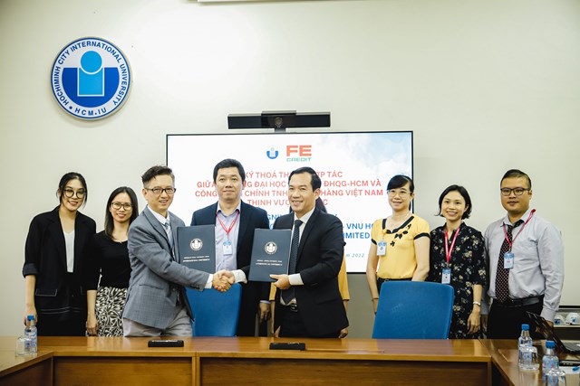 &Ocirc;ng Phạm Mạnh Kh&ocirc;i (thứ 3 từ tr&aacute;i qua) tại lễ k&yacute; kết.