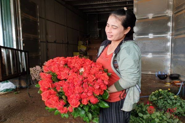 Chị Loan thu gom, tuyển chọn h&agrave;ng đẹp để gửi đi c&aacute;c tỉnh.