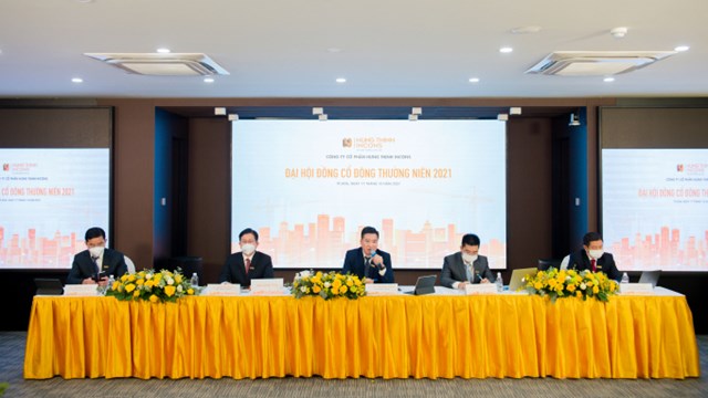 Th&agrave;nh phần Ban chủ tọa (từ tr&aacute;i sang): &Ocirc;ng Trương Văn Việt - Ph&oacute; Chủ tịch HĐQT; &Ocirc;ng Trần Tiến Thanh - Tổng Gi&aacute;m đốc; &Ocirc;ng Nguyễn Đ&igrave;nh Trung - Chủ tịch HĐQT Chủ tọa; &Ocirc;ng Khuất T&ugrave;ng Phong - Th&agrave;nh vi&ecirc;n độc lập HĐQT; &Ocirc;ng V&otilde; Văn Thư - Trưởng Ban kiểm so&aacute;t