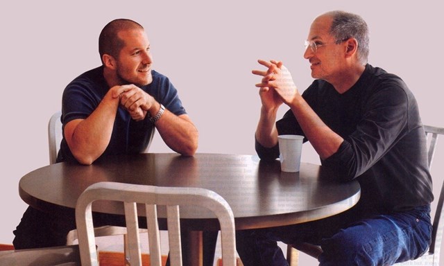 Từ iPhone, iPad, Apple Watch hay m&aacute;y t&iacute;nh Mac đều l&agrave; sản phẩm dưới b&agrave;n tay của ph&ugrave; thủy thiết kế Jony Ive (tr&aacute;i).
