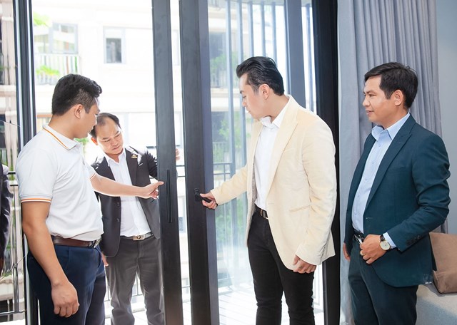 Tiến h&agrave;nh tra việc lắp đặt cửa th&agrave;nh phẩm Xingfa hệ Class A