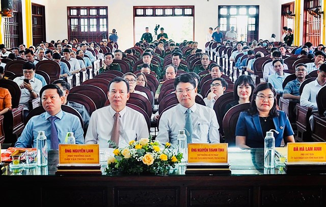 &Ocirc;ng Nguyễn Thanh Tịnh, &ocirc;ng Nguyễn Lam, &ocirc;ng Trần Thanh L&acirc;m, b&agrave; H&agrave; Lan Anh v&agrave; c&aacute;c đại biểu tham dự lễ m&iacute;t tinh.