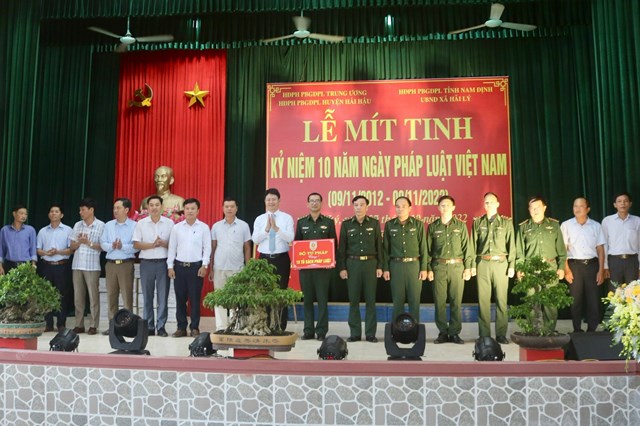 Thứ trưởng Bộ Tư ph&aacute;p Nguyễn Thanh Tịnh trao tặng 15 tủ s&aacute;ch ph&aacute;p luật cho c&aacute;c đồn bi&ecirc;n ph&ograve;ng v&agrave; một số địa phương tr&ecirc;n địa b&agrave;n tỉnh.