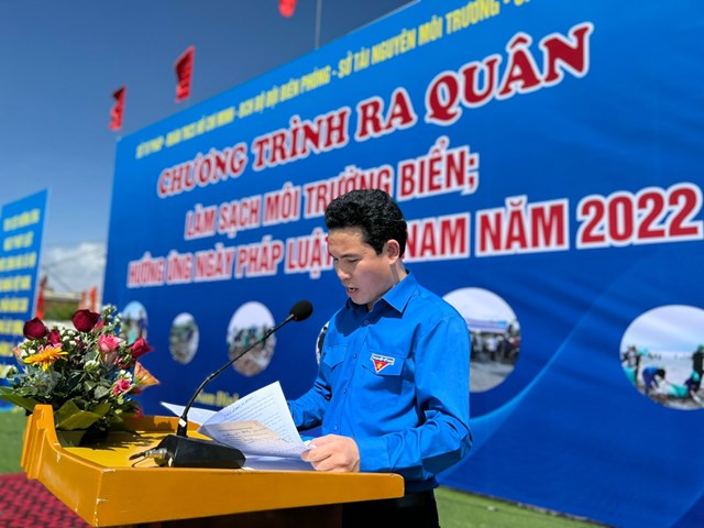 Anh Triệu Văn Th&aacute;i - B&iacute; thư Tỉnh Đo&agrave;n Nam Định ph&aacute;t động chương tr&igrave;nh ra qu&acirc;n l&agrave;m sạch m&ocirc;i trường biển hưởng ứng Ng&agrave;y Ph&aacute;p luật Việt Nam năm 2022.
