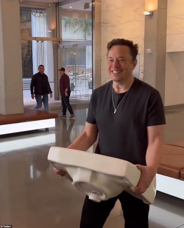 V&agrave;o ng&agrave;y nhậm chức, dưới cương vị l&agrave; người sở hữu Twitter, Elon Musk tổ chức gặp mặt c&aacute;c nh&acirc;n sự chủ chốt v&agrave; cầm theo bồn rửa tay khi tiến v&agrave;o t&ograve;a nh&agrave;.