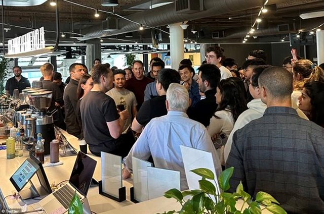Tỷ ph&uacute; Elon Musk trong buổi gặp mặt nh&acirc;n sự Twitter vừa rồi.