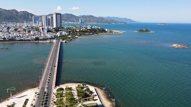 Cầu Trần Ph&uacute; bắc qua s&ocirc;ng C&aacute;i tại TP Nha Trang.&nbsp;Ảnh: Xu&acirc;n Ngọc