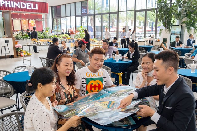 Chị Hồ Tĩnh T&acirc;m (thứ hai từ tr&aacute;i sang) c&ugrave;ng bạn b&egrave; đến sự kiện &ldquo;Best Deal &ndash; Đặc quyền đầu tư&rdquo; để t&igrave;m hiểu c&aacute;c giải ph&aacute;p t&agrave;i ch&iacute;nh v&agrave; cơ hội đầu tư