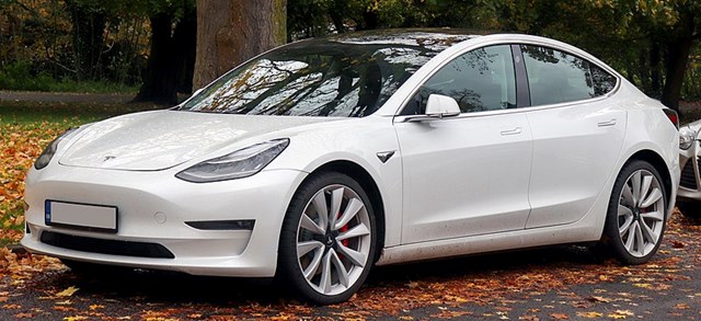 Mẫu xe Model 3 sản xuất tại Trung Quốc sẽ c&oacute; gi&aacute; b&aacute;n mới khởi điểm từ 265.900 Tệ (giảm xuống từ 279.900 Tệ) trong khi Model Y giảm gi&aacute; xuống c&ograve;n từ 299.988 Tệ so với gi&aacute; cũ 316.900 Tệ.