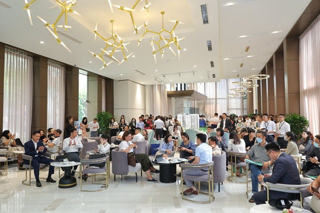 Kh&aacute;ch h&agrave;ng chật k&iacute;n hội trường lễ ra mắt