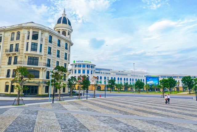 Với c&aacute;c tiện &iacute;ch đẳng cấp đ&atilde; ho&agrave;n thiện v&agrave; nhiều thương hiệu lớn từ vui chơi, giải tr&iacute;, mua sắm, ẩm thực đổ bộ Aqua City.