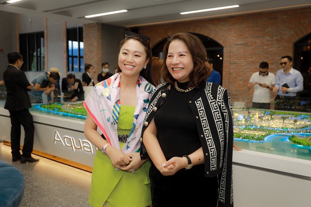 Nh&agrave; đầu tư Nguyễn Thị Hương v&agrave; C&aacute;t Phương L&ecirc; đến từ H&agrave; Nội trong chuyến tham quan dự &aacute;n Aqua City mới đ&acirc;y