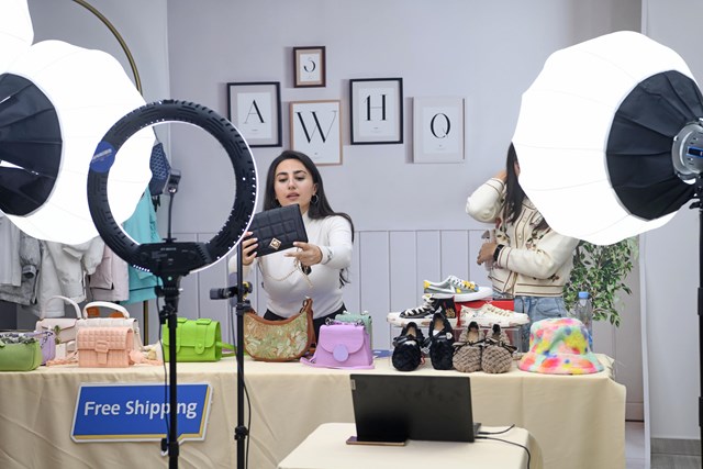 Ng&agrave;nh c&ocirc;ng nghiệp b&aacute;n h&agrave;ng qua livestream đ&atilde; mang về doanh thu khổng lồ tại Trung Quốc cũng như nhiều khu vực kh&aacute;c tr&ecirc;n thế giới, đặc biệt l&agrave; trong thời điểm đại dịch ho&agrave;nh h&agrave;nh.