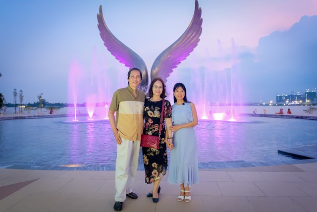 B&agrave; Anh V&otilde; (&aacute;o xanh) v&agrave; gia đ&igrave;nh trải nghiệm tại Aqua City trong chuyến tham quan gần đ&acirc;y.