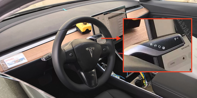 N&uacute;t chuyển sang chế độ P theo như Tesla phải được giữ mới c&oacute; thể k&iacute;ch hoạt v&agrave; khiến xe dừng khẩn cấp.